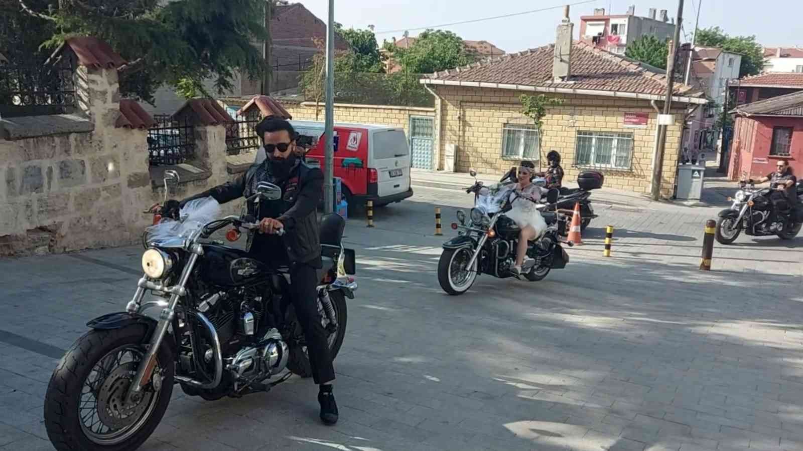 Silivri’de yaşayan motosiklet tutkunu Aycan ve Tarık çifti nikah törenlerine yaklaşık 100 motosikletin yer aldığı konvoyla gitti. Silivri’de ...