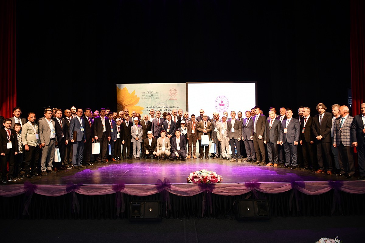 Genç hafızlar Türkiye birincisi olmak için yarıştı Milli Eğitim Bakanlığı Din Öğretimi Genel Müdürlüğü tarafından İmam Hatip Liseleri ve İmam Hatip Ortaokulları arasında düzenlenen "Genç ...