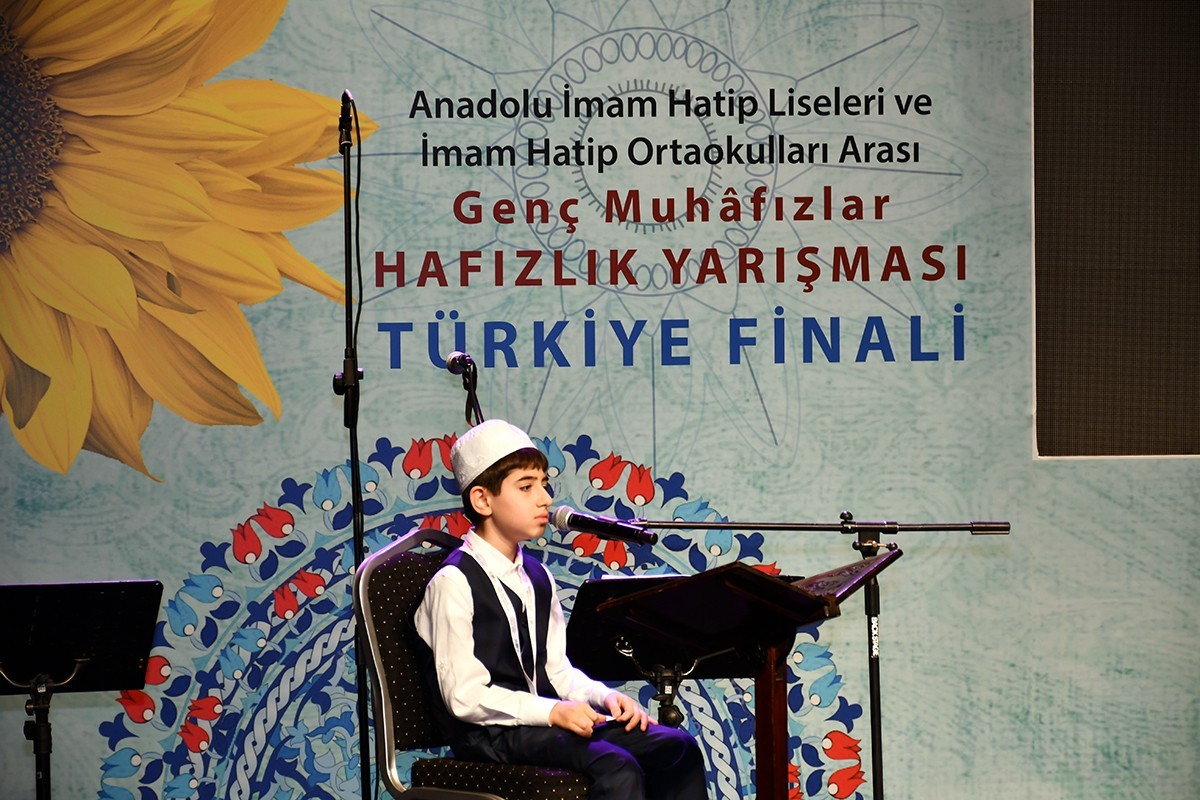 Genç hafızlar Türkiye birincisi olmak için yarıştı Milli Eğitim Bakanlığı Din Öğretimi Genel Müdürlüğü tarafından İmam Hatip Liseleri ve İmam Hatip Ortaokulları arasında düzenlenen "Genç ...