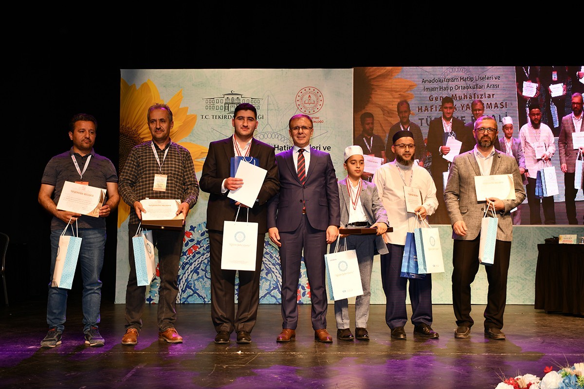 Genç hafızlar Türkiye birincisi olmak için yarıştı Milli Eğitim Bakanlığı Din Öğretimi Genel Müdürlüğü tarafından İmam Hatip Liseleri ve İmam Hatip Ortaokulları arasında düzenlenen "Genç ...