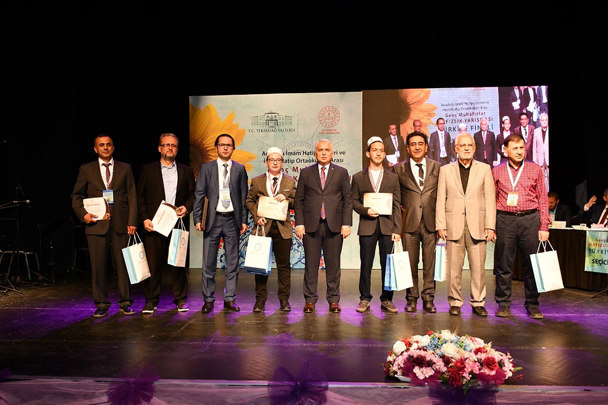 Genç hafızlar Türkiye birincisi olmak için yarıştı Milli Eğitim Bakanlığı Din Öğretimi Genel Müdürlüğü tarafından İmam Hatip Liseleri ve İmam Hatip Ortaokulları arasında düzenlenen "Genç ...