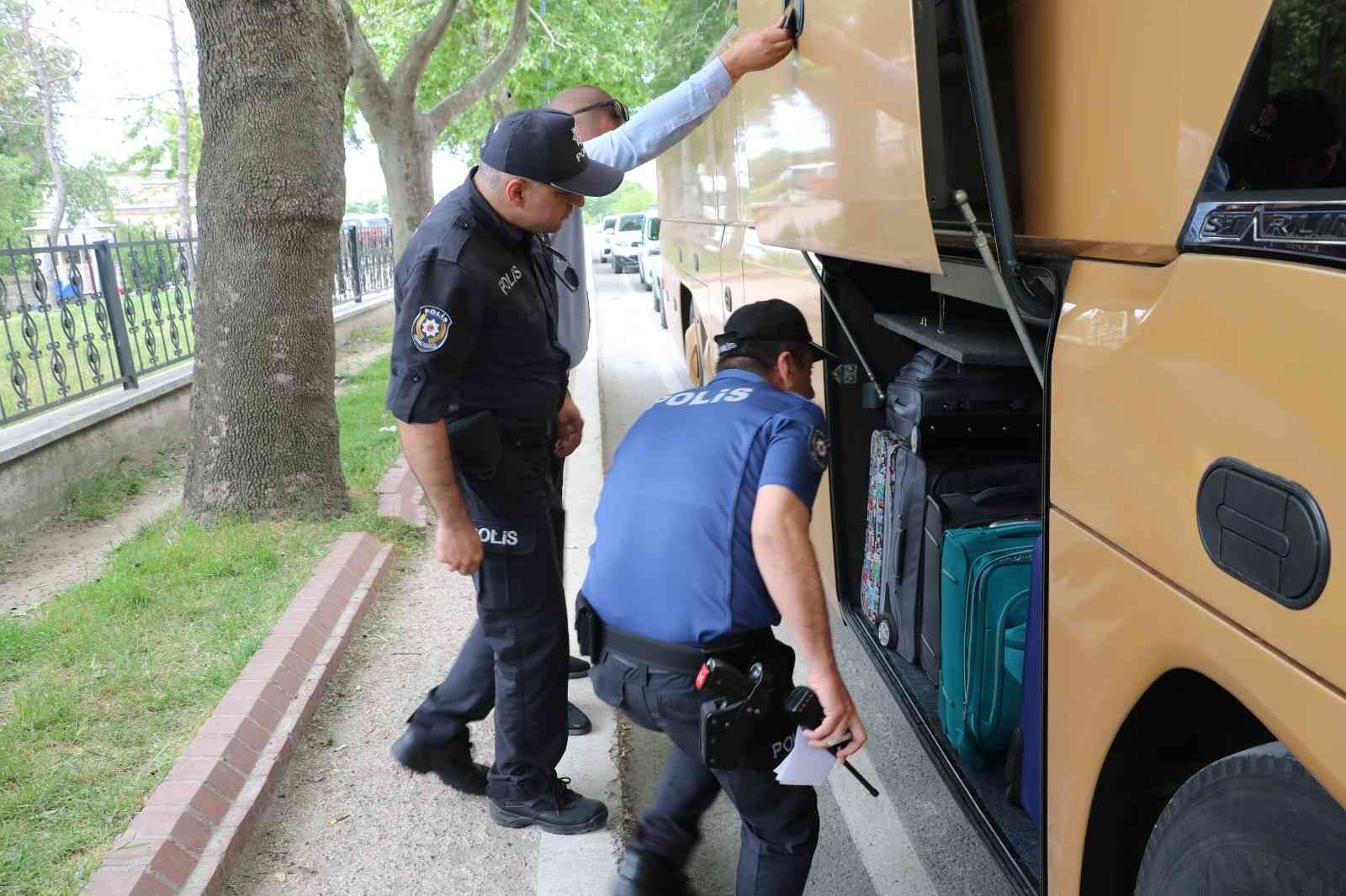 Edirne’de yabancı plakalı tur otobüsünün deposundan sesler gelmesi üzerine polis ekiplerinin kontrolünde açılan depoda 3 göçmen sıkışmış halde ...