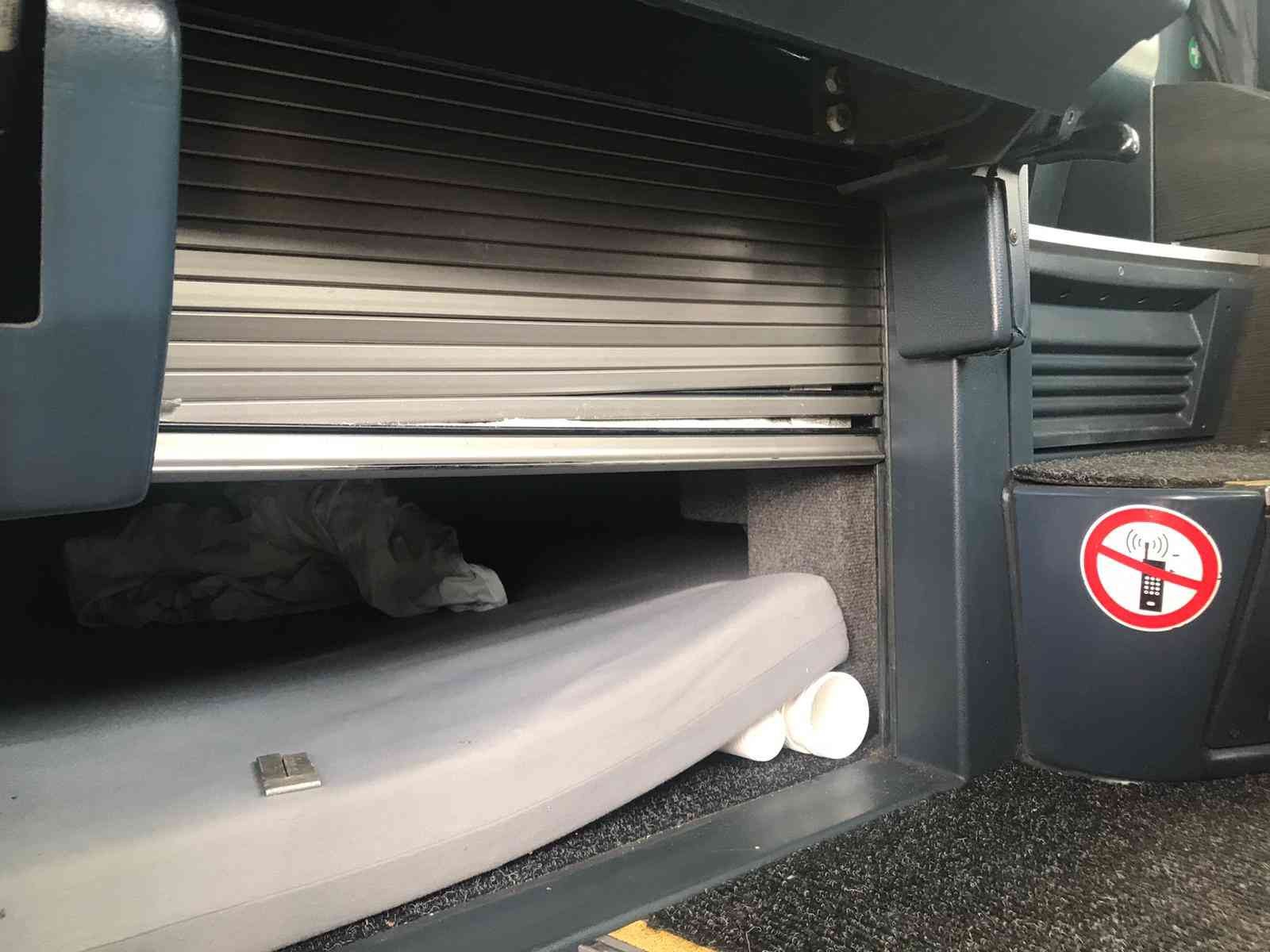 Edirne’de yabancı plakalı tur otobüsünün deposundan sesler gelmesi üzerine polis ekiplerinin kontrolünde açılan depoda 3 göçmen sıkışmış halde ...