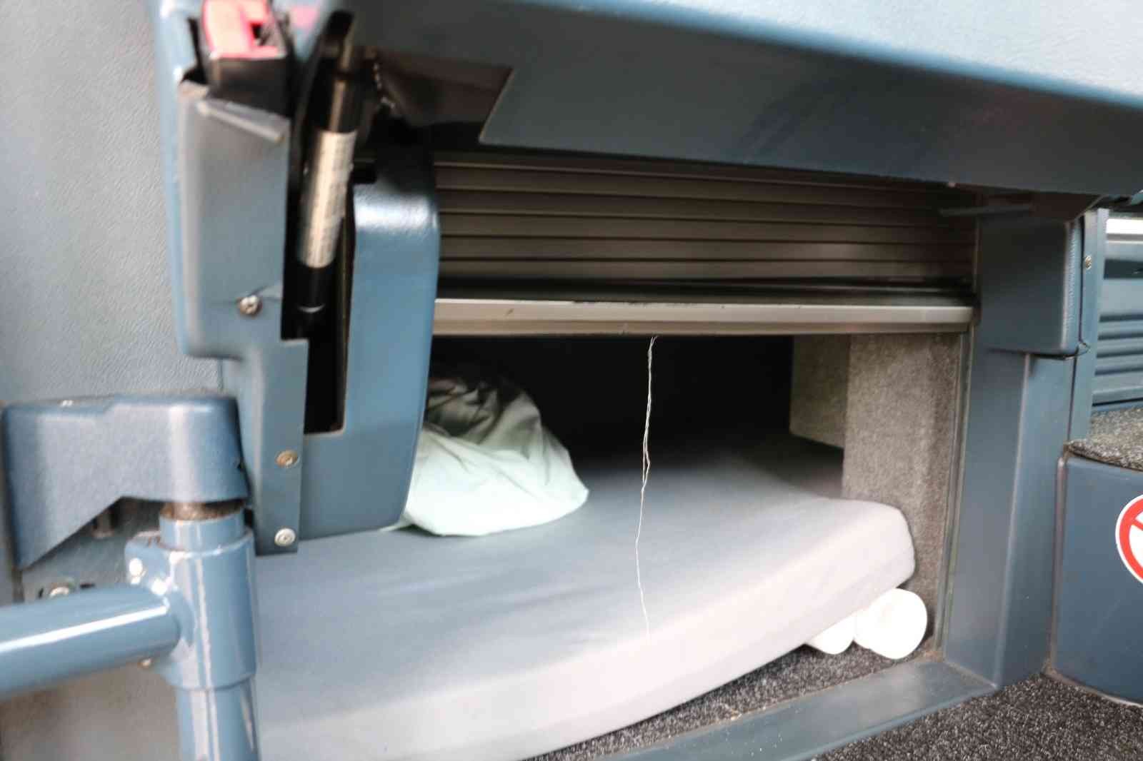 Edirne’de yabancı plakalı tur otobüsünün deposundan sesler gelmesi üzerine polis ekiplerinin kontrolünde açılan depoda 3 göçmen sıkışmış halde ...