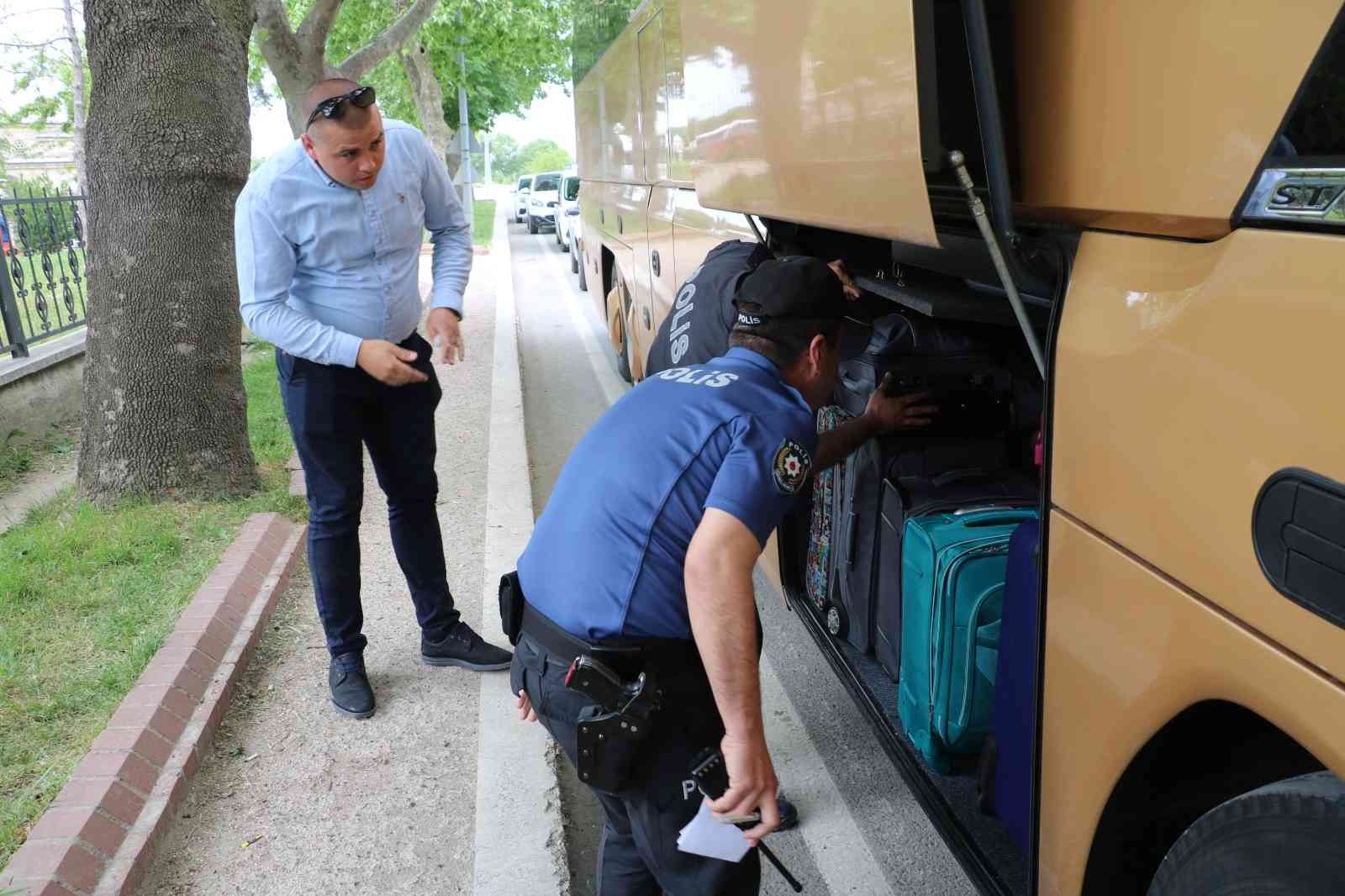 Edirne’de yabancı plakalı tur otobüsünün deposundan sesler gelmesi üzerine polis ekiplerinin kontrolünde açılan depoda 3 göçmen sıkışmış halde ...