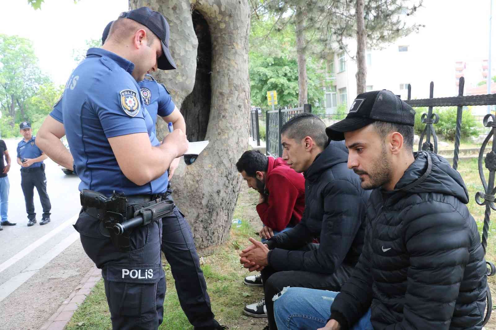 Edirne’de yabancı plakalı tur otobüsünün deposundan sesler gelmesi üzerine polis ekiplerinin kontrolünde açılan depoda 3 göçmen sıkışmış halde ...