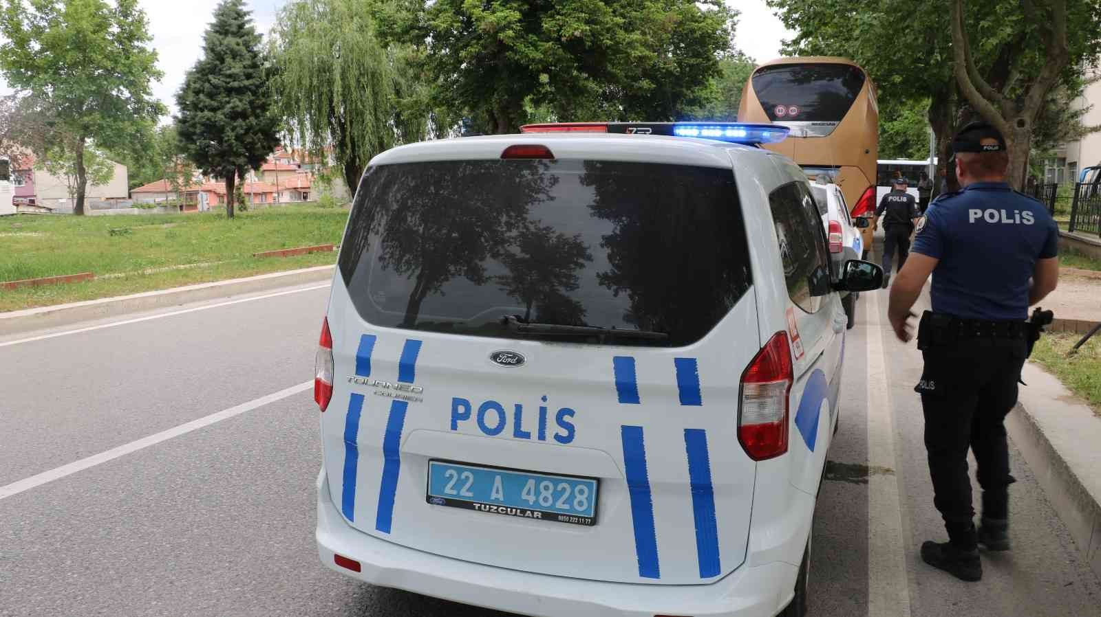 Edirne’de yabancı plakalı tur otobüsünün deposundan sesler gelmesi üzerine polis ekiplerinin kontrolünde açılan depoda 3 göçmen sıkışmış halde ...