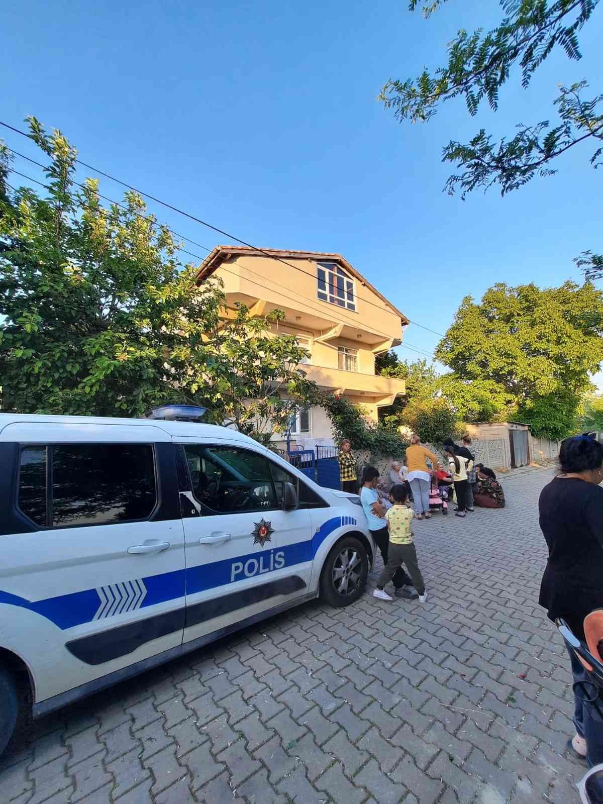 Gündüz vakti evden hırsızlık vakası Tekirdağ’ın Muratlı ilçesinde gündüz vakti evden hırsızlık olayının yaşanması mahalle sakinlerini tedirgin etti. Olay, Turan Mahallesi 6. Sokak ...