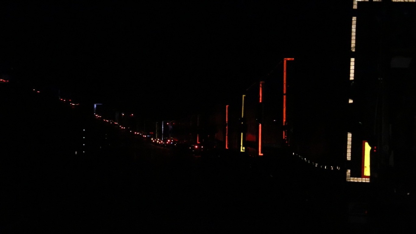 Hamzabeyli Sınır Kapısında tır kuyruğu Edirne Hamzabeyli Sınır Kapısı’nda Bulgaristan kaynaklı sıkıntılar nedeniyle kilometrelerce uzunlukta tır kuyruğu oluştu. Hamzabeyli Sınır Kapısı ...