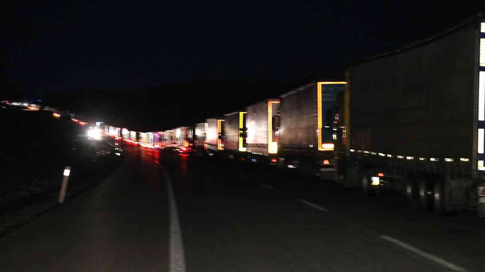 Hamzabeyli Sınır Kapısında tır kuyruğu Edirne Hamzabeyli Sınır Kapısı’nda Bulgaristan kaynaklı sıkıntılar nedeniyle kilometrelerce uzunlukta tır kuyruğu oluştu. Hamzabeyli Sınır Kapısı ...