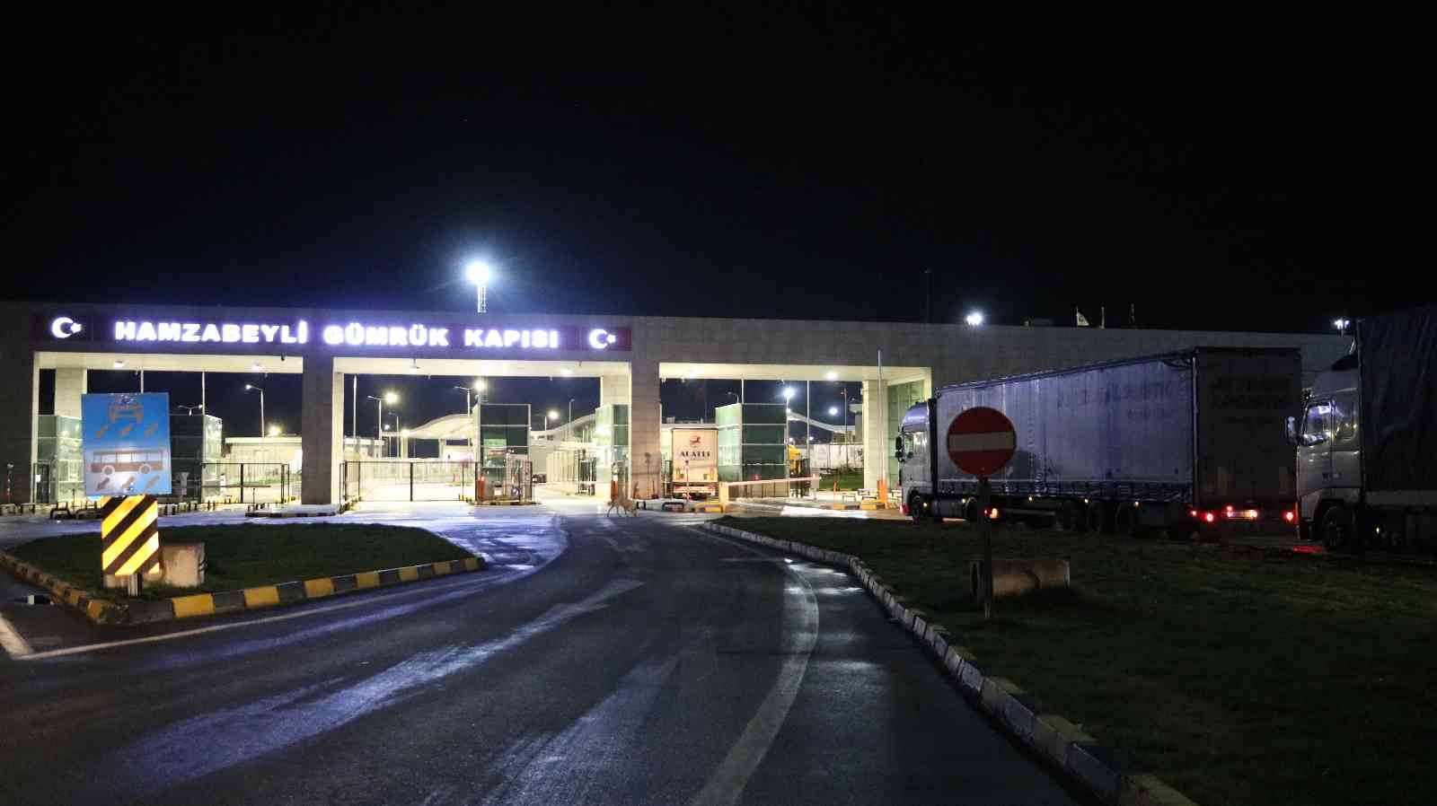 Hamzabeyli Sınır Kapısında tır kuyruğu Edirne Hamzabeyli Sınır Kapısı’nda Bulgaristan kaynaklı sıkıntılar nedeniyle kilometrelerce uzunlukta tır kuyruğu oluştu. Hamzabeyli Sınır Kapısı ...