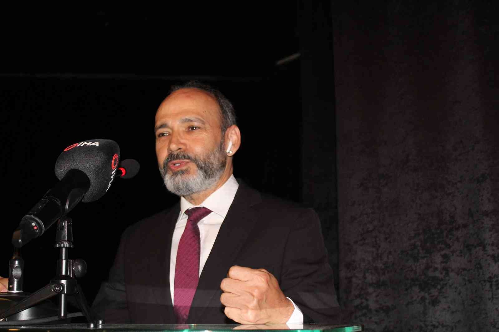 Günümüzün en önemli sağlık problemlerinden biri olan obezitede Türkiye’nin dünya listelerinde üst sıralarda yer aldığına dikkat çeken Prof. Dr ...