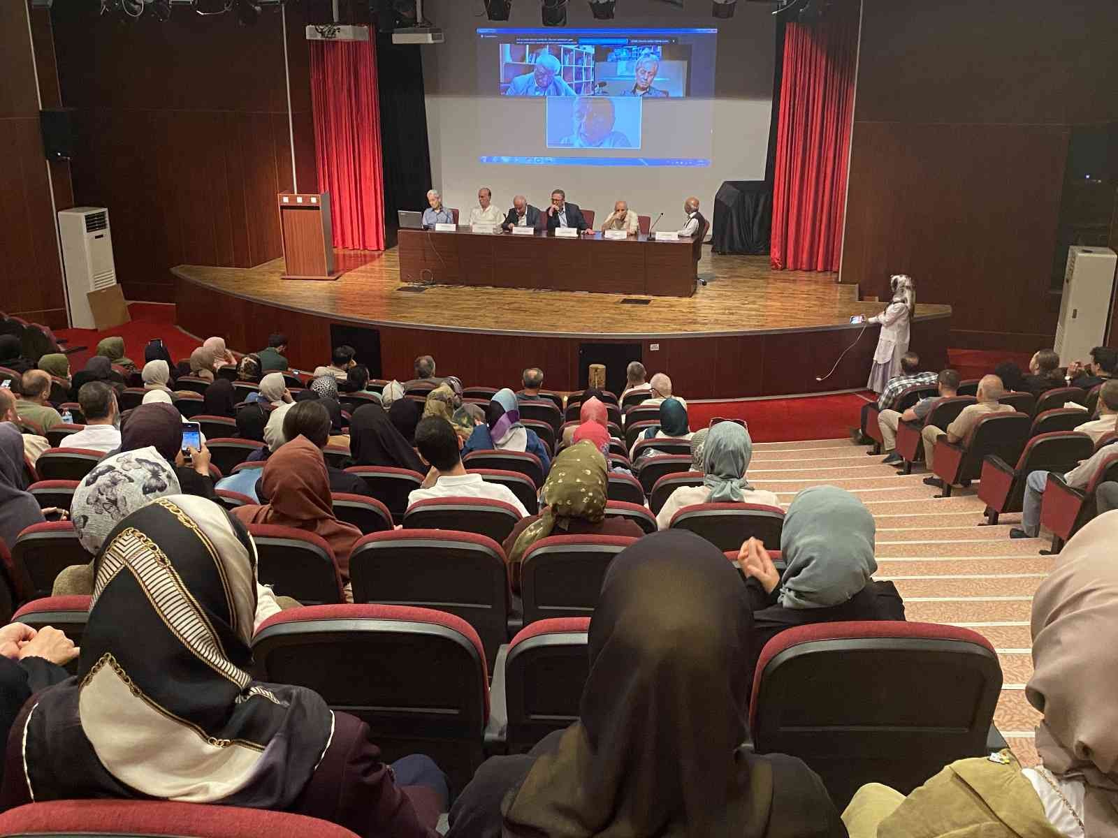 Hattat Hamid Aytaç vefatının 40. sene-i devriyesinde anıldı Hattat Hamid Aytaç vefatının 40. sene-i devriyesinde Karacaahmet Mezarlığındaki kabri başında anıldı. Mezarlıktaki anma programının ardından ...