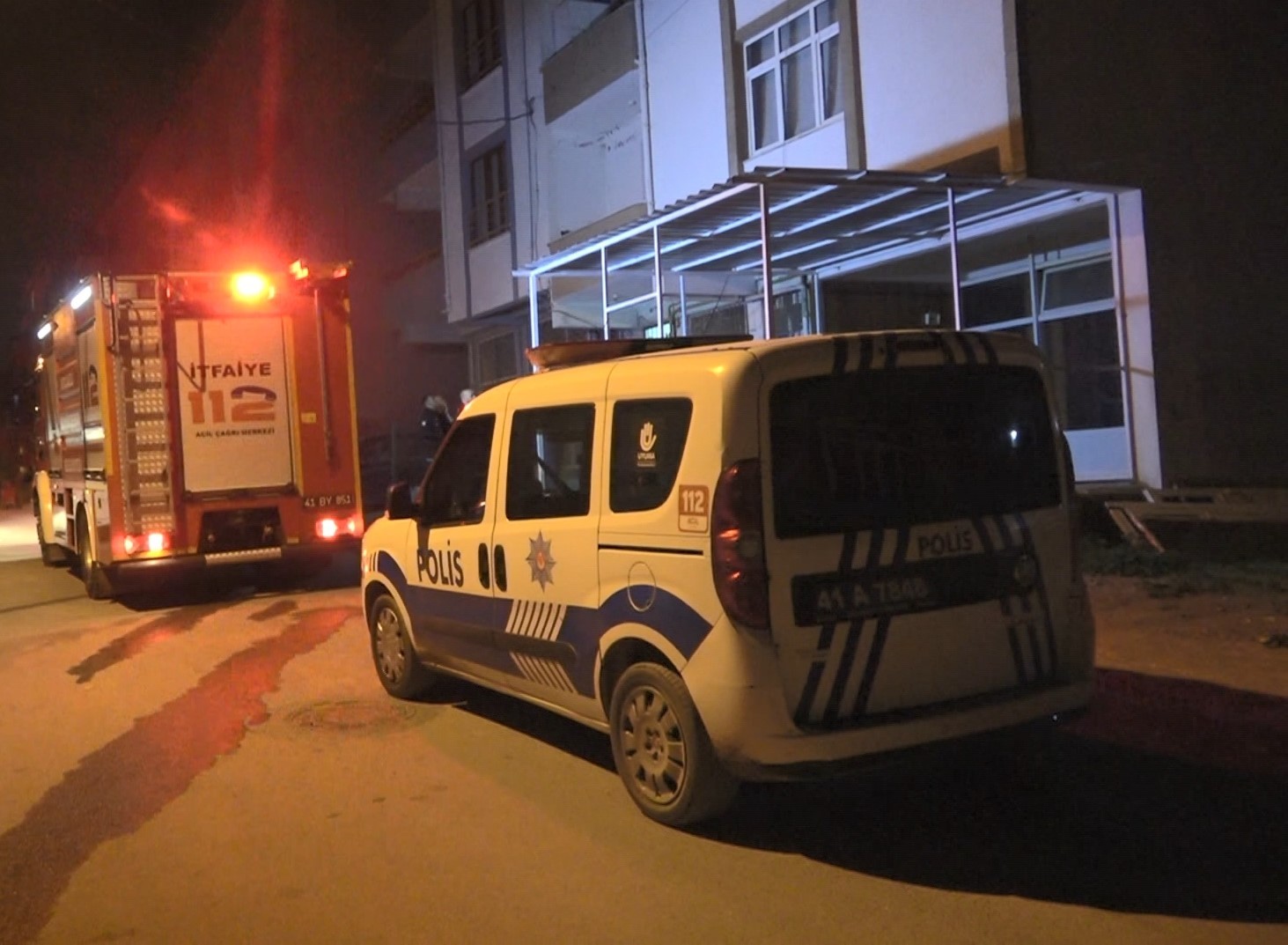 Kocaeli’de apartmanın havalandırma boşluğuna giren yavru kedi, itfaiye ekipleri tarafından kurtarıldı. Kedinin kurtarılması için ekipleri çağıran ...
