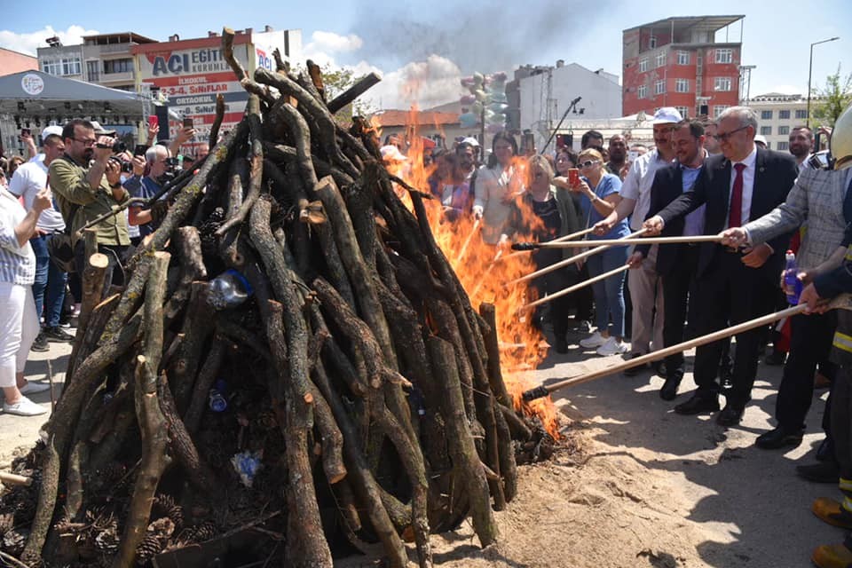 Hıdrellez ateşi Keşan’da yakıldı Hızır ve İlyas peygamberlerin yeryüzünde buluştuğu günü simgeleyen, halk dilinde Hıdrellez olarak adlandırılan ve doğanın canlanmasının ...