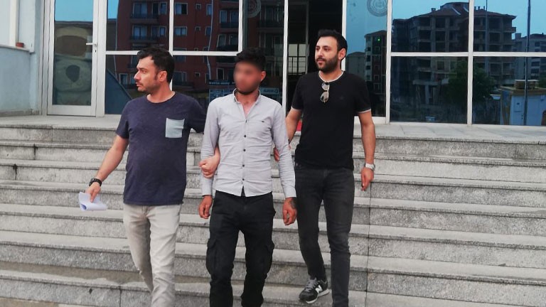 Hurdacıda çıkan kavgada bir kişiyi silahla yaralayan çocuk tutuklandı Keşan ilçesinde bir hurda deposunda fiyat anlaşmazlığı sebebiyle başlayan tartışma demir çubuklu ve silahlı kavgaya dönüştü. Kavga sırasında bir ...