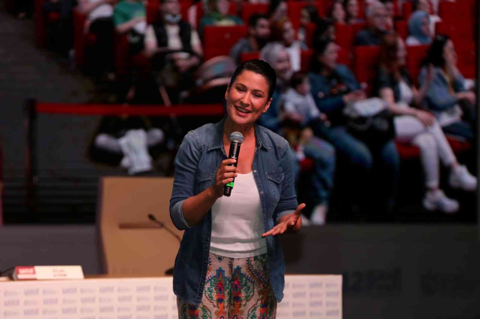 İclal Aydın: "Üç Kız Kardeş, benim gibi birileri vardır diye düşünüp yazdığım bir hikayedir" Kocaeli Kitap Fuarı’na katılan oyuncu ve yazar İclal Aydın, "Üç Kız Kardeş, benim gibi birileri vardır diye düşünüp yazdığım bir hikayedir ...