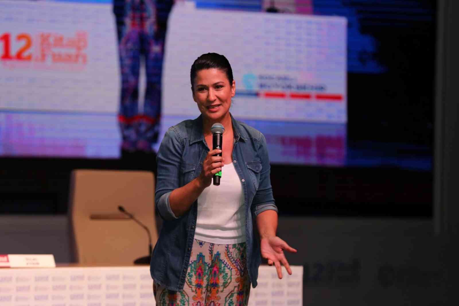 İclal Aydın: "Üç Kız Kardeş, benim gibi birileri vardır diye düşünüp yazdığım bir hikayedir" Kocaeli Kitap Fuarı’na katılan oyuncu ve yazar İclal Aydın, "Üç Kız Kardeş, benim gibi birileri vardır diye düşünüp yazdığım bir hikayedir ...