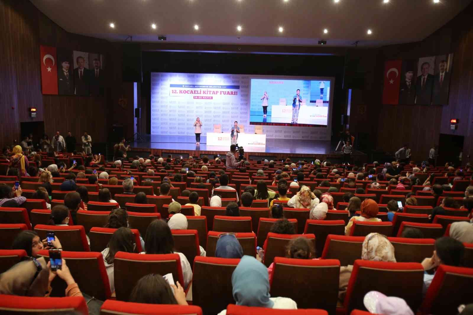 İclal Aydın: "Üç Kız Kardeş, benim gibi birileri vardır diye düşünüp yazdığım bir hikayedir" Kocaeli Kitap Fuarı’na katılan oyuncu ve yazar İclal Aydın, "Üç Kız Kardeş, benim gibi birileri vardır diye düşünüp yazdığım bir hikayedir ...
