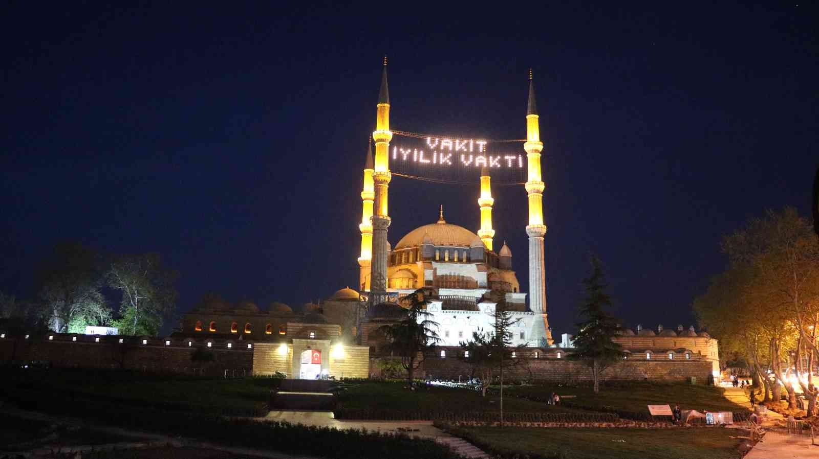 Ramazan ayı dolayısıyla kentin tarihi ve turistik noktalarını gezmeye gelen yerli ve yabancı turistler, iftarda oruçlarını Edirne’nin tescilli ...