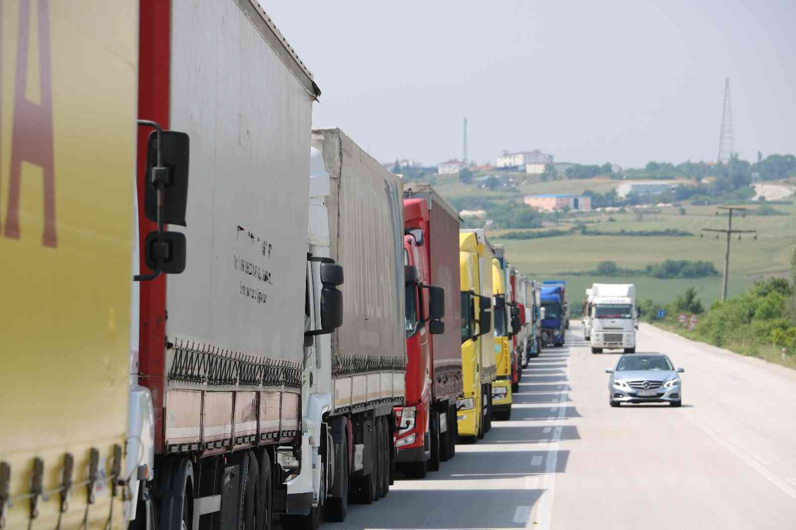 İhracat yüzde 30 arttı, Edirne sınırında kilometrelerce tır kuyruğu oluştu Yapılan son verilere göre ihracatın yüzde 30 artması sonucu Edirne Kapıkule ve Hamzabeyli Sınır Kapılarında Bulgaristan gümrüğünün yoğunluğu ...
