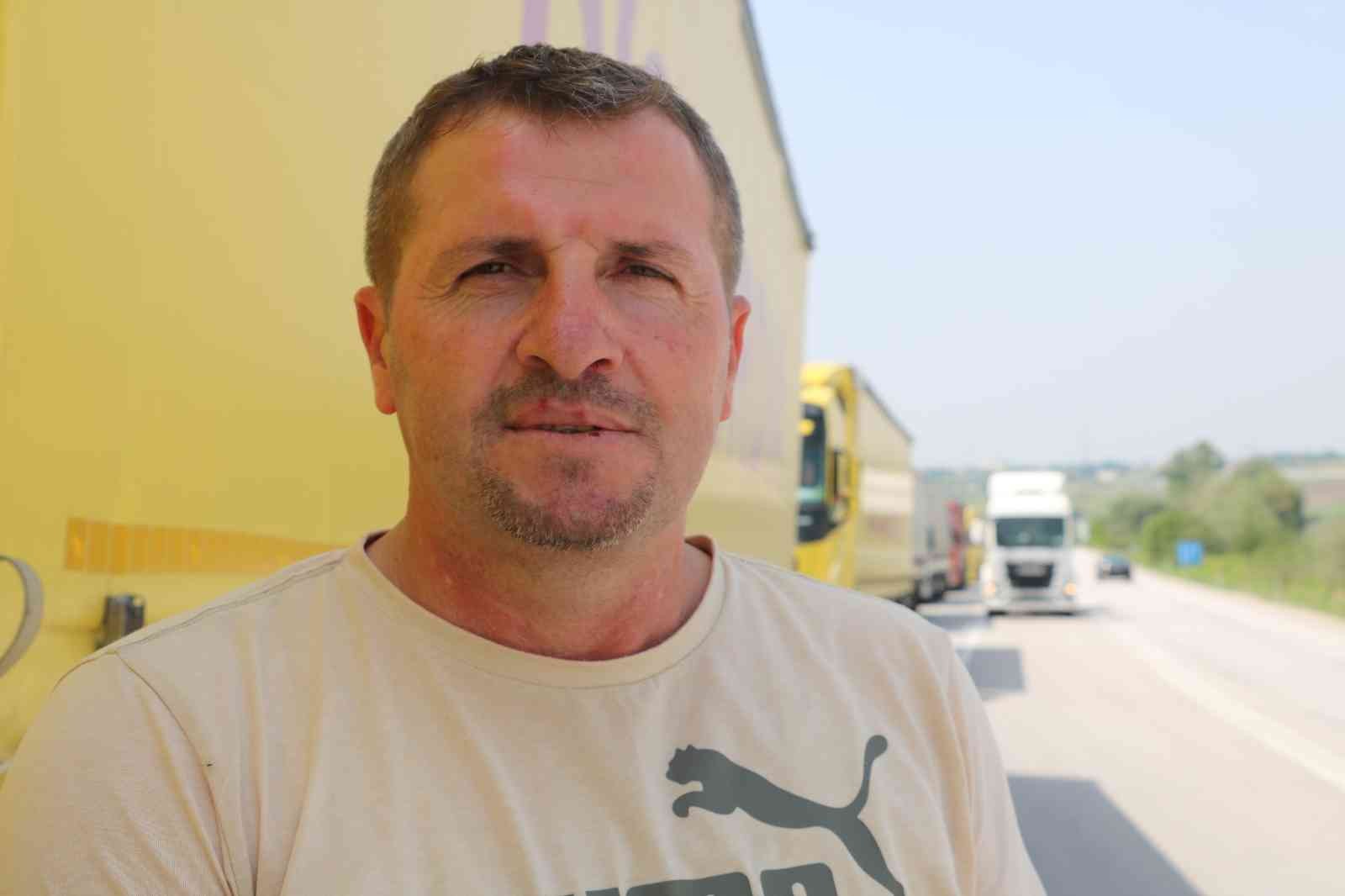 İhracat yüzde 30 arttı, Edirne sınırında kilometrelerce tır kuyruğu oluştu Yapılan son verilere göre ihracatın yüzde 30 artması sonucu Edirne Kapıkule ve Hamzabeyli Sınır Kapılarında Bulgaristan gümrüğünün yoğunluğu ...