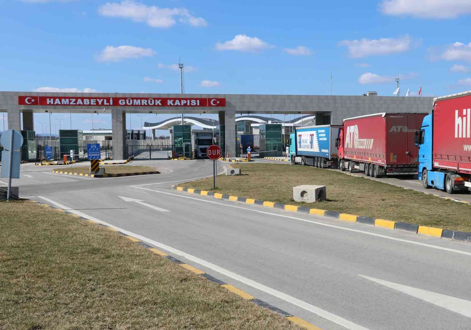 İhracat yüzde 30 arttı, Edirne sınırında kilometrelerce tır kuyruğu oluştu Yapılan son verilere göre ihracatın yüzde 30 artması sonucu Edirne Kapıkule ve Hamzabeyli Sınır Kapılarında Bulgaristan gümrüğünün yoğunluğu ...