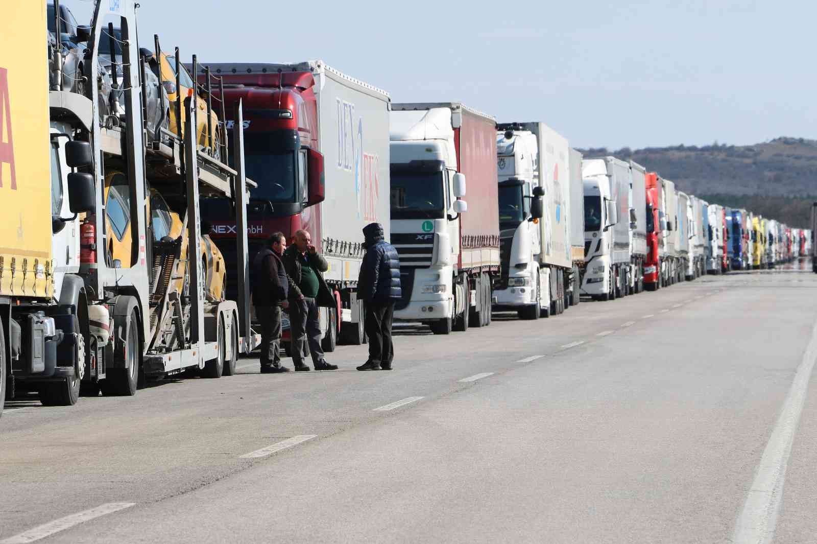 İhracat yüzde 30 arttı, Edirne sınırında kilometrelerce tır kuyruğu oluştu Yapılan son verilere göre ihracatın yüzde 30 artması sonucu Edirne Kapıkule ve Hamzabeyli Sınır Kapılarında Bulgaristan gümrüğünün yoğunluğu ...