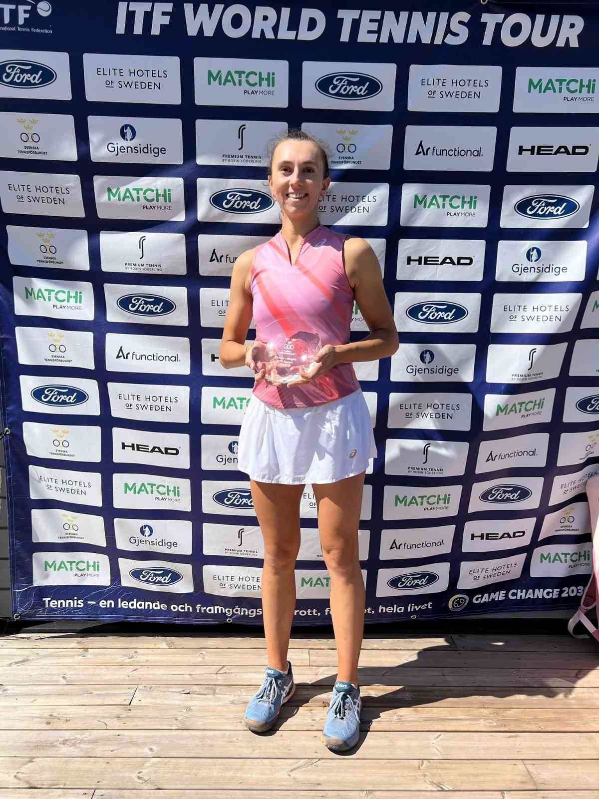 İpek Öz, İsveç’te şampiyon Milli tenisçi İpek Öz, İsveç’te düzenlenen 25 bin Dolar ödüllü Uluslararası Tenis Federasyonu (ITF) Turnuvası Bastad W25’te şampiyonluğa ulaştı ...