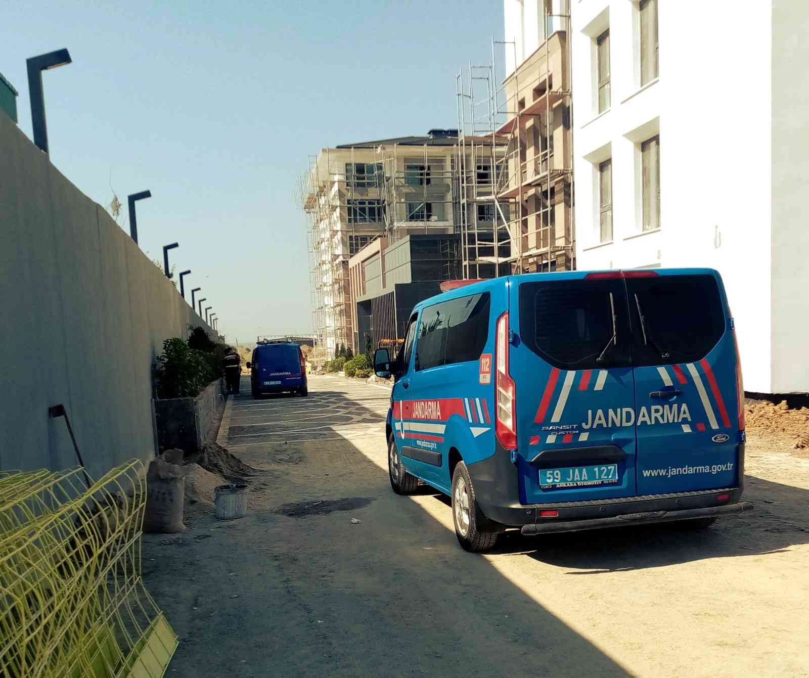 İskeleden düşen işçi ağır yaralandı Tekirdağ’ın Çorlu ilçesinde inşaat alanında çalıştığı esnada iskeleden düştüğü iddia edilen işçi ağır yaralandı. Olay, Önerler Mahallesi ...