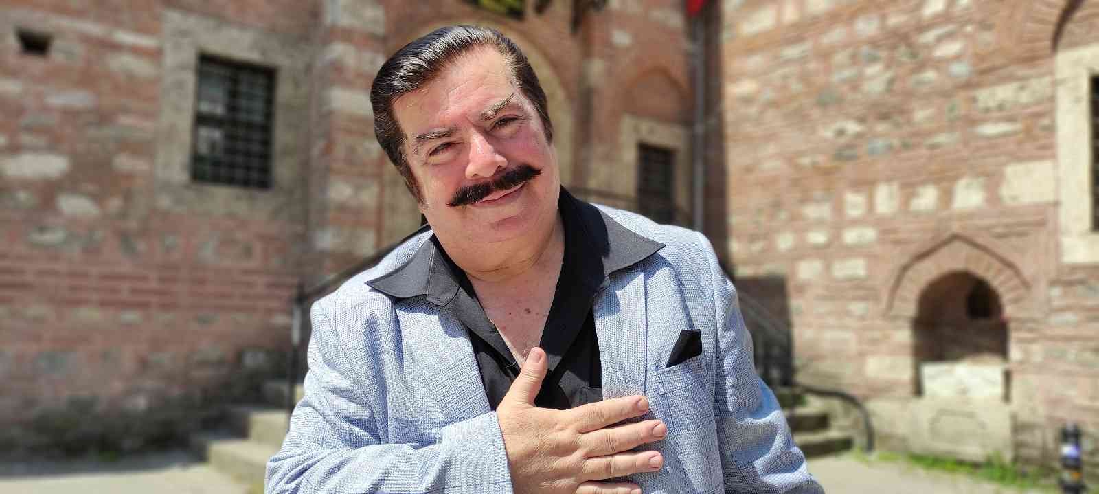 İsmini bilen yok...Herkes onu Orhan Gencebay olarak biliyor Orhan Gencebay’a benzerliğiyle dikkat çekiyor gören fotoğraf çektiriyor. Bursa’da yaşayan pasta ustası Ahmet Budak, (63) Orhan Gencebay’a ...