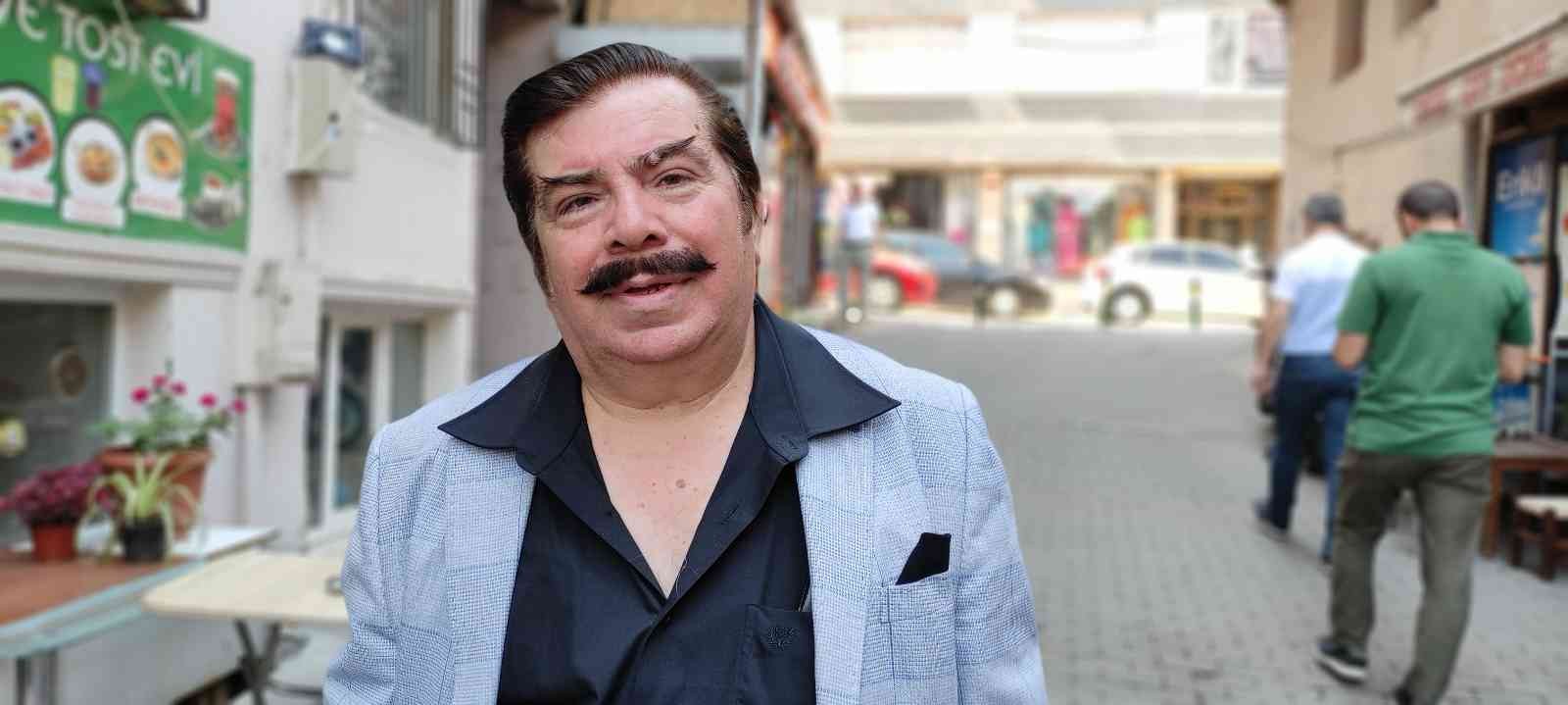 İsmini bilen yok...Herkes onu Orhan Gencebay olarak biliyor Orhan Gencebay’a benzerliğiyle dikkat çekiyor gören fotoğraf çektiriyor. Bursa’da yaşayan pasta ustası Ahmet Budak, (63) Orhan Gencebay’a ...