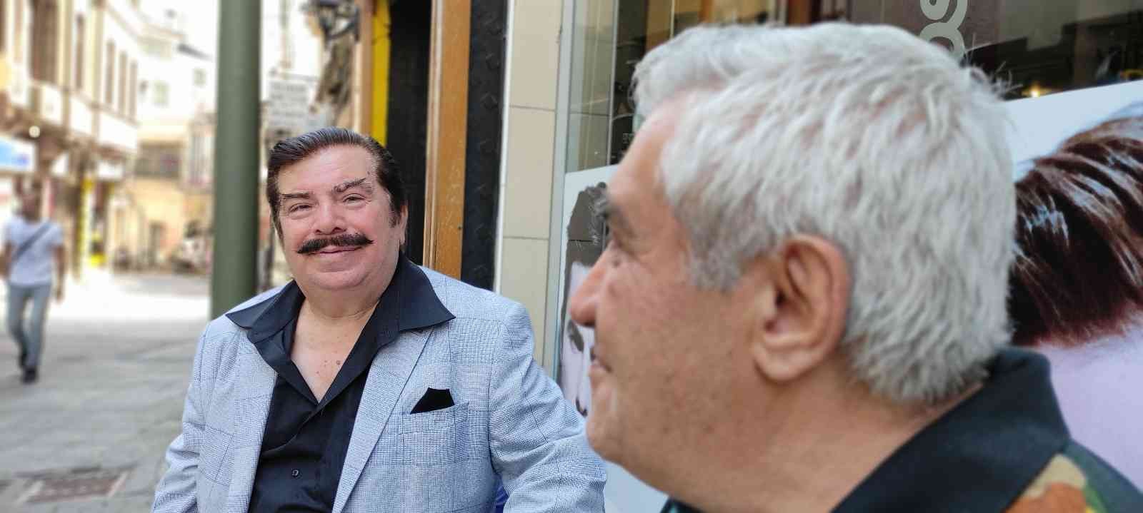 İsmini bilen yok...Herkes onu Orhan Gencebay olarak biliyor Orhan Gencebay’a benzerliğiyle dikkat çekiyor gören fotoğraf çektiriyor. Bursa’da yaşayan pasta ustası Ahmet Budak, (63) Orhan Gencebay’a ...