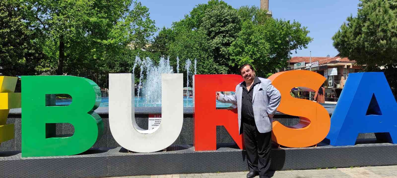 İsmini bilen yok...Herkes onu Orhan Gencebay olarak biliyor Orhan Gencebay’a benzerliğiyle dikkat çekiyor gören fotoğraf çektiriyor. Bursa’da yaşayan pasta ustası Ahmet Budak, (63) Orhan Gencebay’a ...