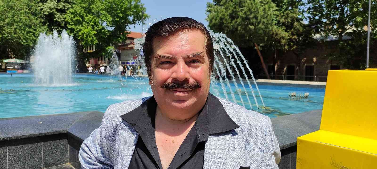 İsmini bilen yok...Herkes onu Orhan Gencebay olarak biliyor Orhan Gencebay’a benzerliğiyle dikkat çekiyor gören fotoğraf çektiriyor. Bursa’da yaşayan pasta ustası Ahmet Budak, (63) Orhan Gencebay’a ...