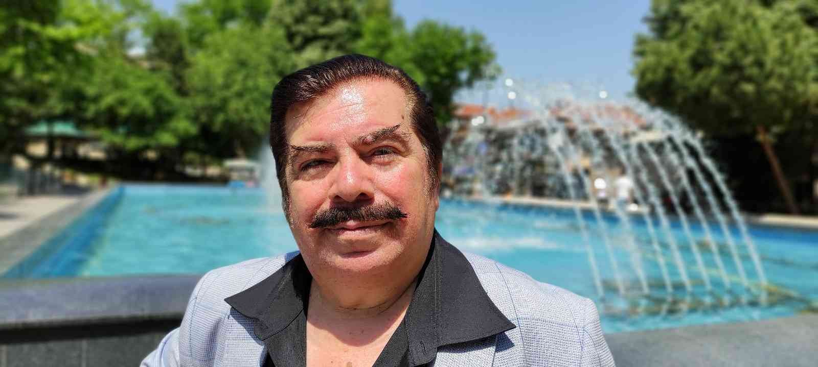 İsmini bilen yok...Herkes onu Orhan Gencebay olarak biliyor Orhan Gencebay’a benzerliğiyle dikkat çekiyor gören fotoğraf çektiriyor. Bursa’da yaşayan pasta ustası Ahmet Budak, (63) Orhan Gencebay’a ...