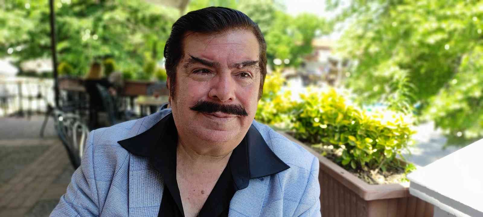 İsmini bilen yok...Herkes onu Orhan Gencebay olarak biliyor Orhan Gencebay’a benzerliğiyle dikkat çekiyor gören fotoğraf çektiriyor. Bursa’da yaşayan pasta ustası Ahmet Budak, (63) Orhan Gencebay’a ...