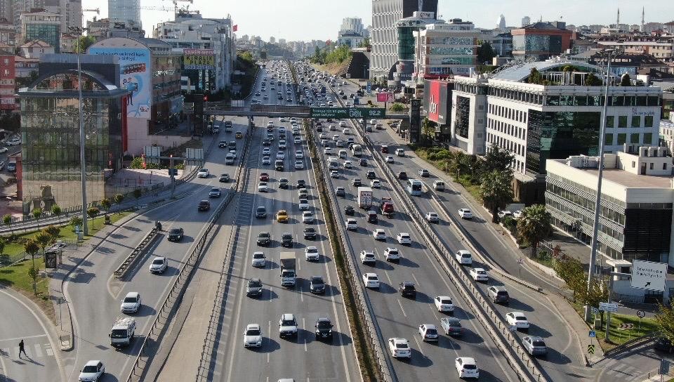İstanbul’da pazar günü trafik yoğunluğu yüzde 49’lara ulaştı Haftanın son gününde İstanbul’da trafik yoğunluğu yüzde 49’lara ulaştı. E-5 karayolu Maltepe mevkiinde oluşan trafik yoğunluğu havadan ...