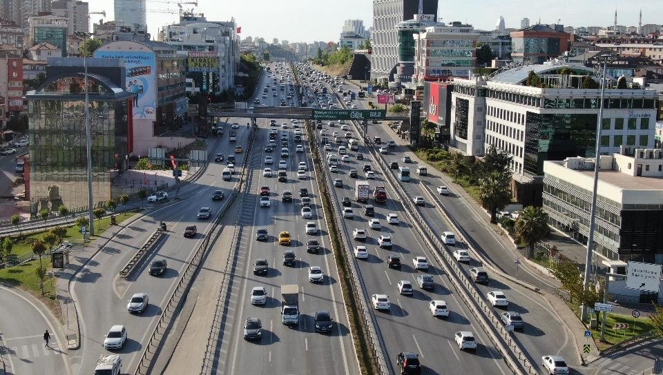 İstanbul’da pazar günü trafik yoğunluğu yüzde 49’lara ulaştı Haftanın son gününde İstanbul’da trafik yoğunluğu yüzde 49’lara ulaştı. E-5 karayolu Maltepe mevkiinde oluşan trafik yoğunluğu havadan ...