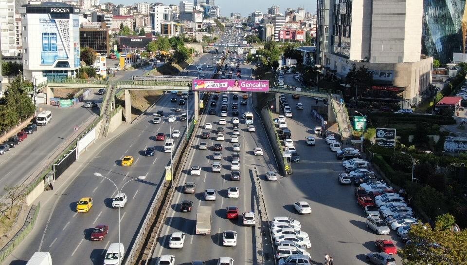 İstanbul’da pazar günü trafik yoğunluğu yüzde 49’lara ulaştı Haftanın son gününde İstanbul’da trafik yoğunluğu yüzde 49’lara ulaştı. E-5 karayolu Maltepe mevkiinde oluşan trafik yoğunluğu havadan ...