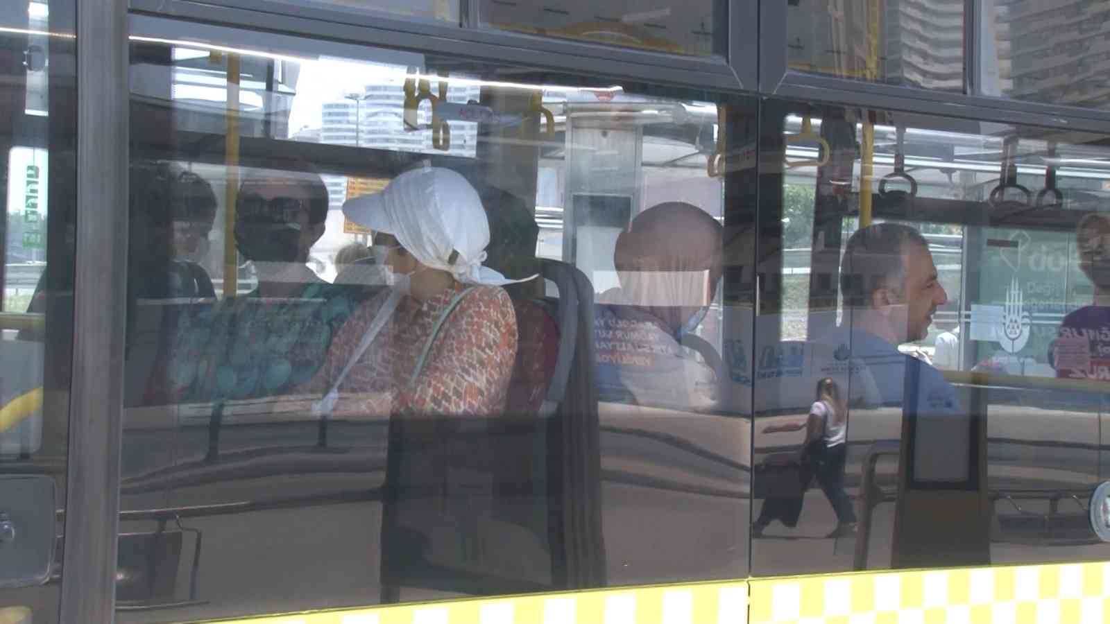 İstanbul’da toplu taşımada vatandaşların maske kararsızlığı Vaka sayısının 3 gün arka arkaya binin altına düşmesi sonrası toplu ulaşımda maske kullanımı vatandaşların tercihine bırakıldı. Kadıköy’de ...