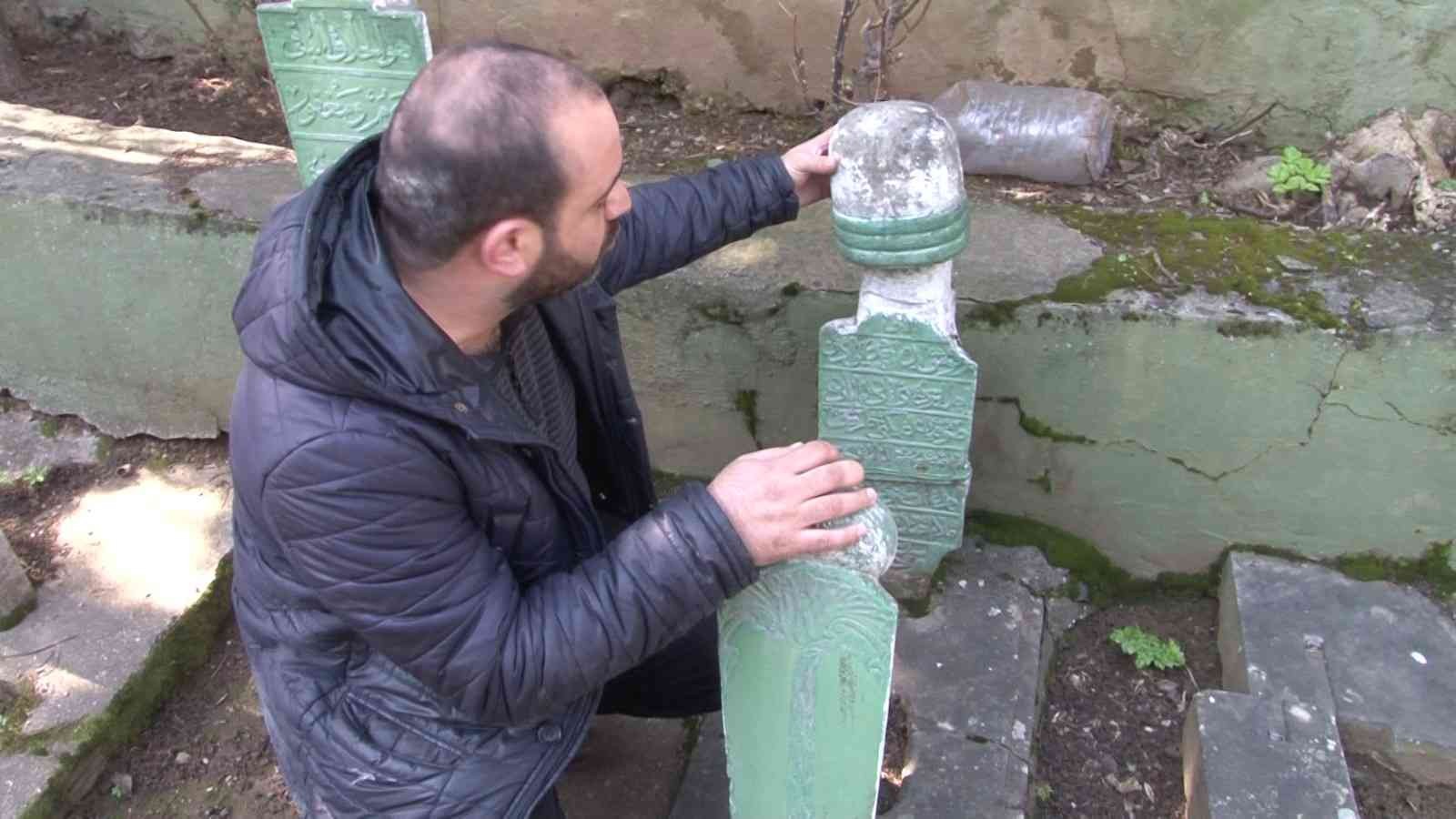 İstanbul’un fethinde yer alan Fatih Sultan Mehmet Han’ın gözde askerlerinden Salih Dede’nin kabri harabeye döndü. Mezarın duvarlarında çatlaklar ...