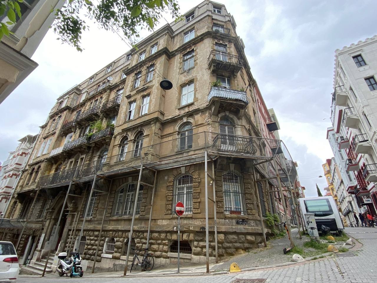 Kadıköy’de bulunan ve İstanbul’un ilk apartmanlarından olan ‘Valpreda Apartmanı’ 113 yıllık tarihiyle zamana adeta meydan okuyor. Etkileyici ...