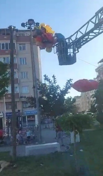 İtfaiyenin uçan balonlarla imtihanı Tekirdağ’ın Çerkezköy ilçesinde içerisi helyum gazıyla dolu olan balonları uçan baloncu itfaiye ekiplerine kurtarması için ihbarda bulundu. Olay ...