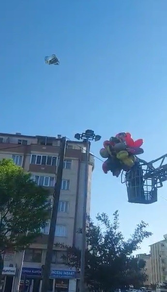 İtfaiyenin uçan balonlarla imtihanı Tekirdağ’ın Çerkezköy ilçesinde içerisi helyum gazıyla dolu olan balonları uçan baloncu itfaiye ekiplerine kurtarması için ihbarda bulundu. Olay ...