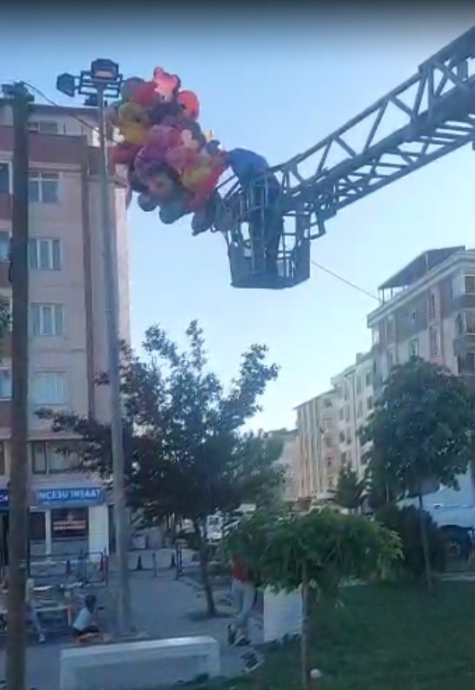 İtfaiyenin uçan balonlarla imtihanı Tekirdağ’ın Çerkezköy ilçesinde içerisi helyum gazıyla dolu olan balonları uçan baloncu itfaiye ekiplerine kurtarması için ihbarda bulundu. Olay ...