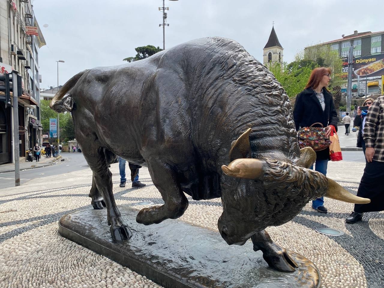 Kadıköy’de restorasyonu tamamlanan boğa heykeli açıldı Kadıköy’ün simgelerinden olan boğa heykelinin restorasyonu tamamlandı. Boğa heykeli bayramın ilk gününde İstanbulluların beğenisine sunuldu. 1864 ...