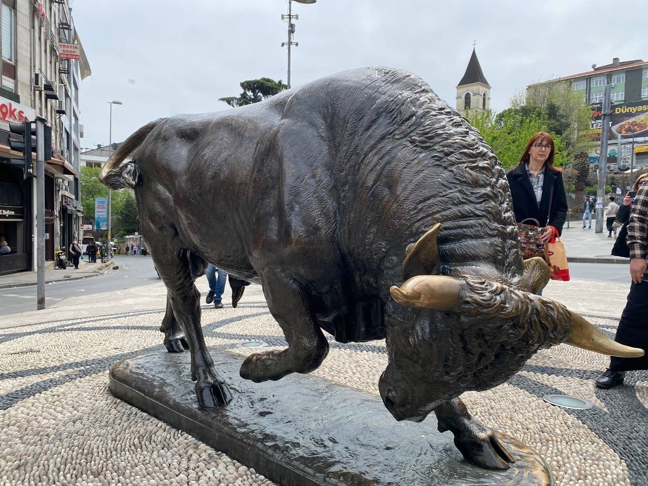 Kadıköy’de restorasyonu tamamlanan boğa heykeli açıldı Kadıköy’ün simgelerinden olan boğa heykelinin restorasyonu tamamlandı. Boğa heykeli bayramın ilk gününde İstanbulluların beğenisine sunuldu. 1864 ...