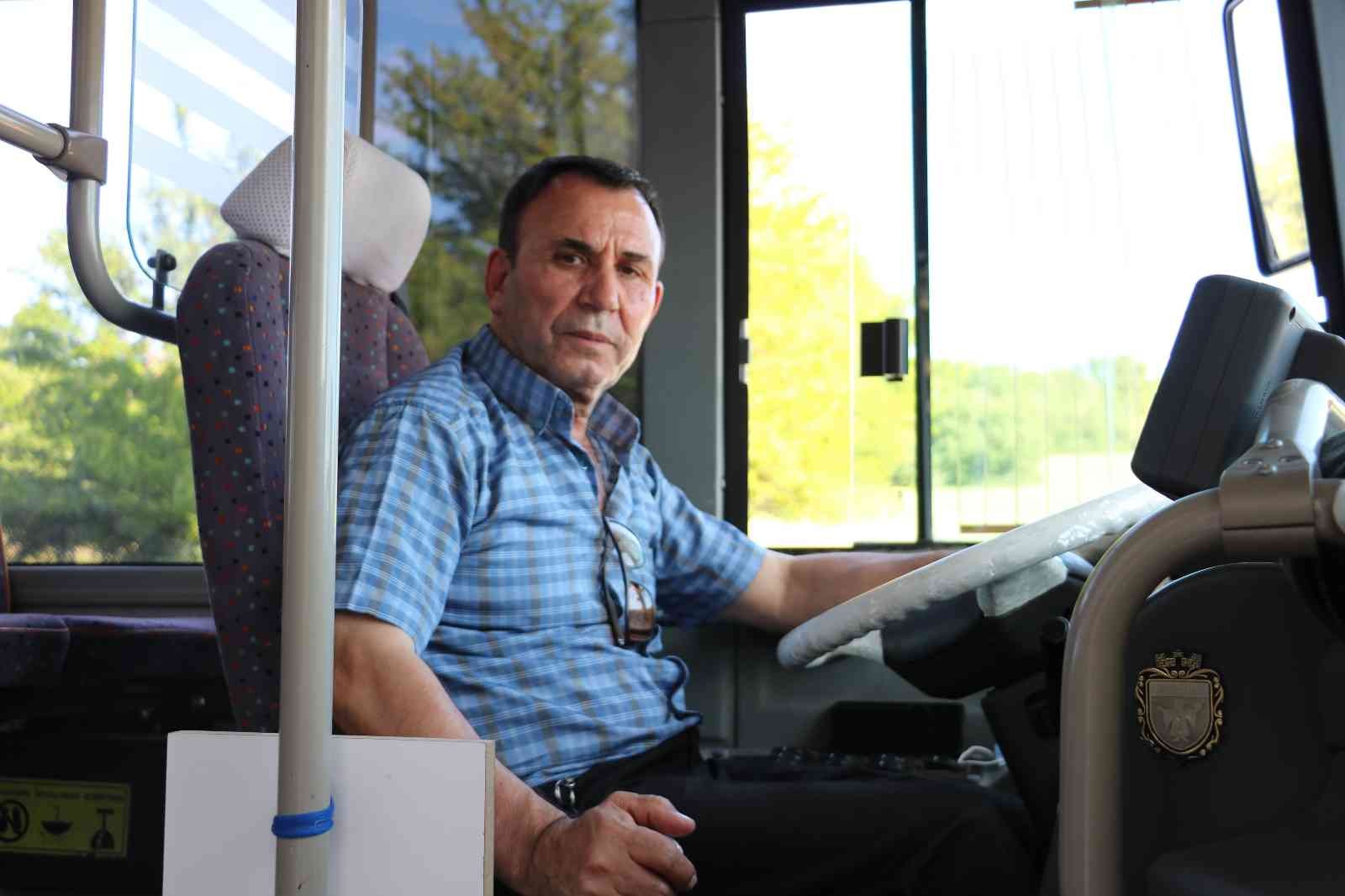 Edirne’de minibüste rahatsızlanan yolcuyu, diğer yolcuları indirmeden kısa sürede sağlık merkezine yetiştiren kahraman şoför Hasan Büyükuçar ...