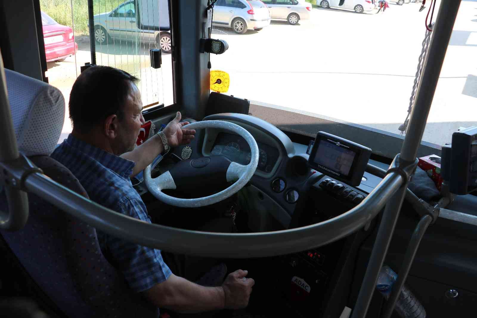 Edirne’de minibüste rahatsızlanan yolcuyu, diğer yolcuları indirmeden kısa sürede sağlık merkezine yetiştiren kahraman şoför Hasan Büyükuçar ...